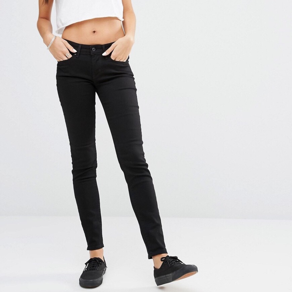 Levi’s Mid Rise Skinny EUC